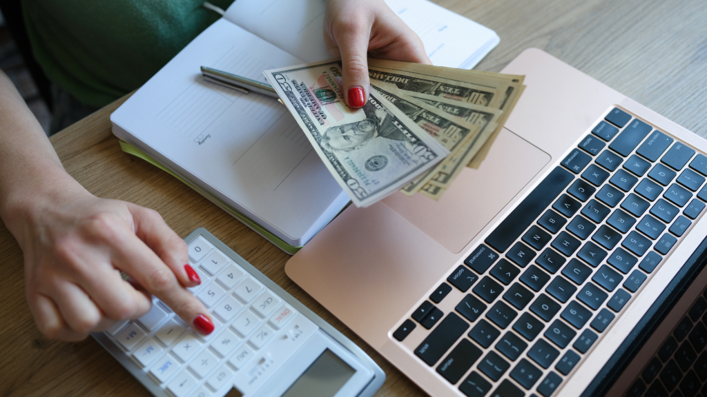 woman preparing her monthly budget